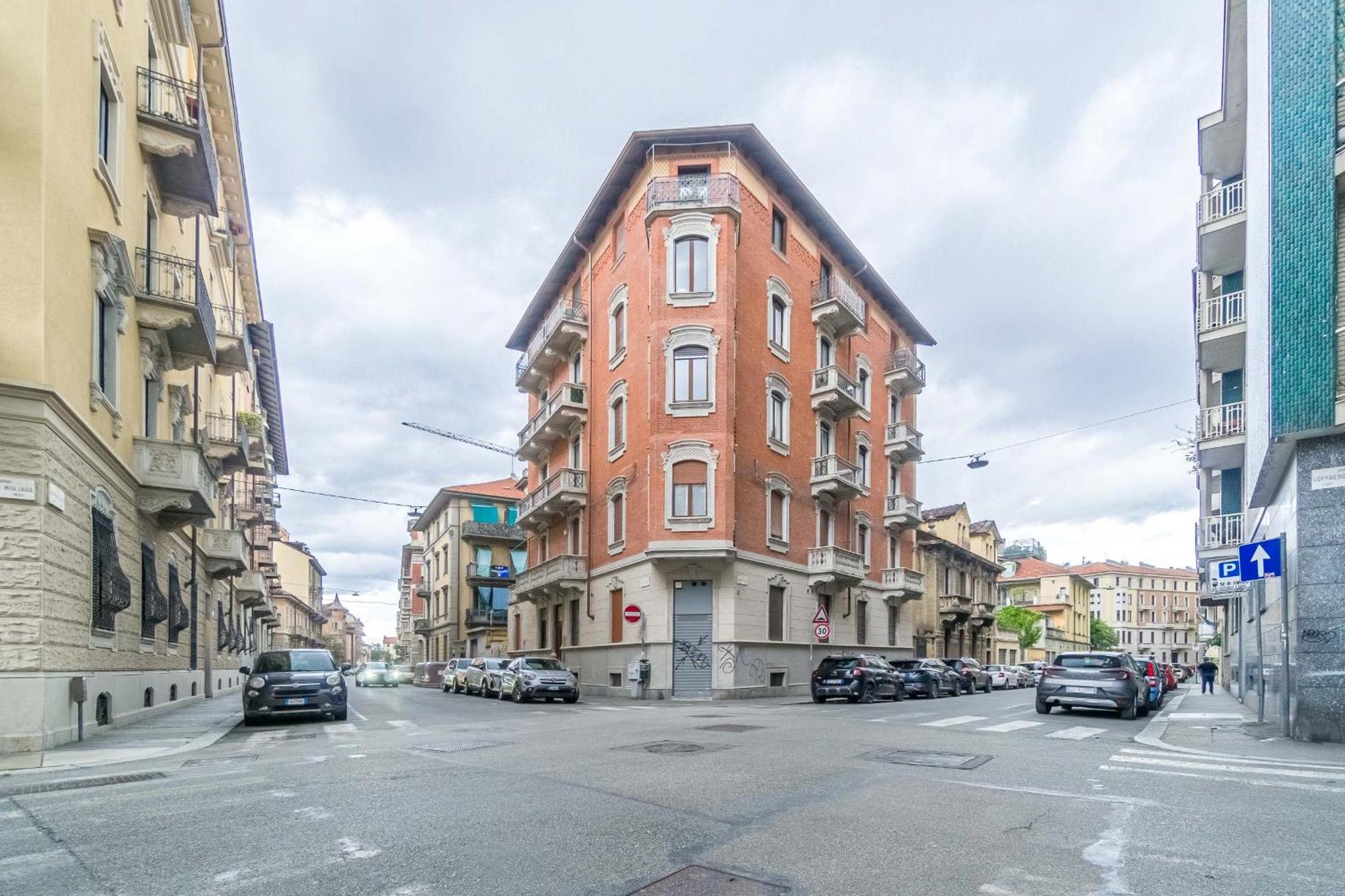 Torino Old Fashion Apartment With Balcony Exterior foto